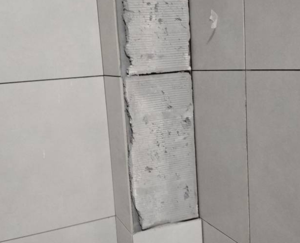 安阳市瓷砖空鼓维修公司分享下瓷砖施工前基层浇水润湿程度不足，可能导致以下问题
